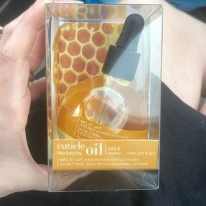 Cuccio naturale cuticle treatment